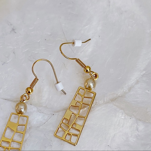 Gold Tone Asymmetrical Cutout Faux Pearl Dangle Earrings Elegant - Picture 4 of 11